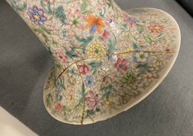 Une paire de vase en porcelaine de Chine famille rose &agrave; d&eacute;cor 'millefleurs', marque de Qianlong, R&eacute;publique